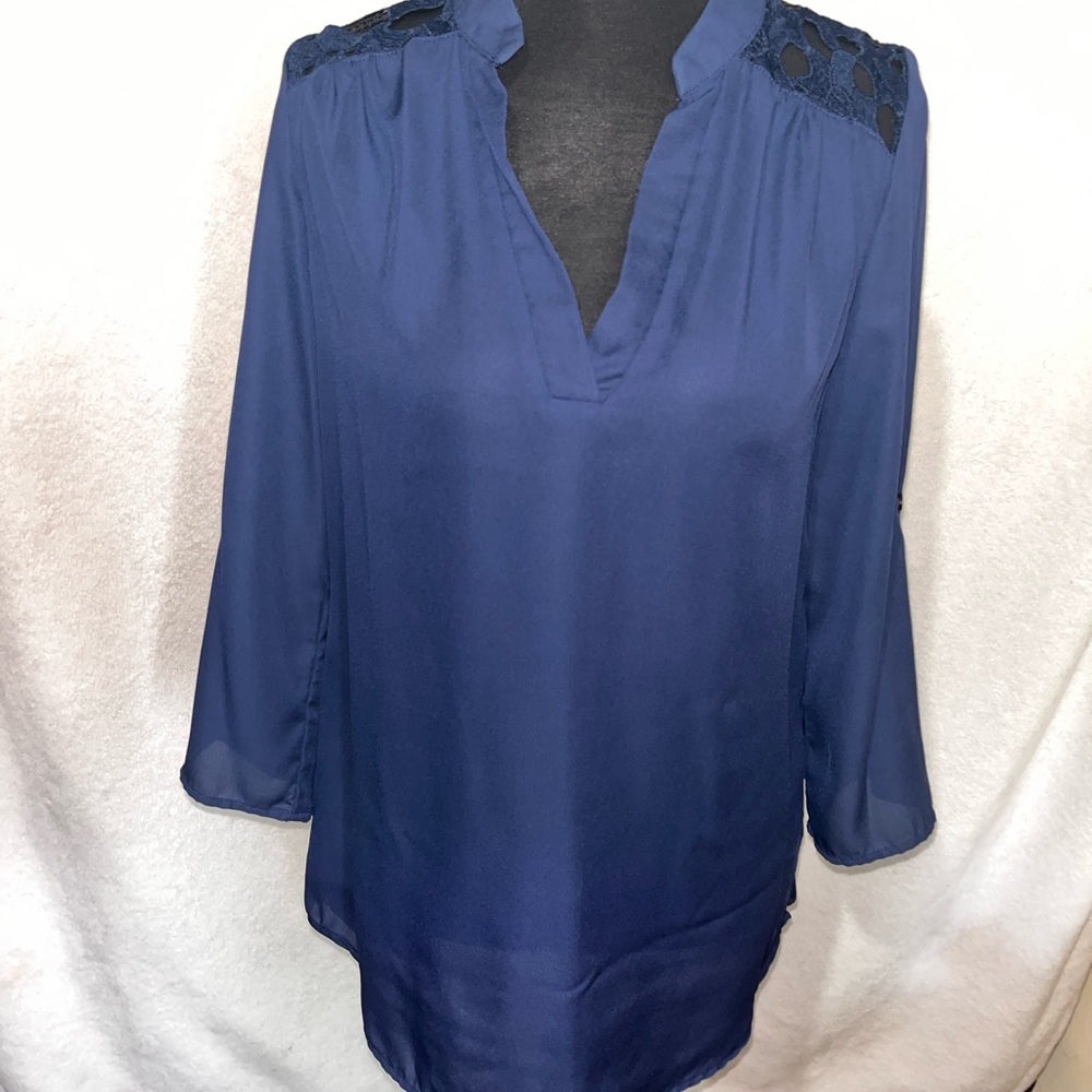 Rue21 Navy Blouse with Crochet Lace Accents Size Small Beautiful!❤️❤️❤️